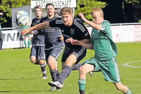 Dynamisch geklärt: Kleinsteinhausens Mirco Ratzke (Zweiter von rechts) ist schneller als der Rimschweilerer Sascha Frick.