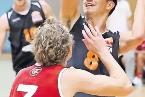 Johannes Jäger vom TVB (rechts) vor Felix Lewe.