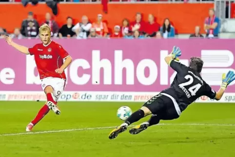 Der dritte Streich: Sebastian Andersson trifft zum 3:0 gegen Fürth. Es ist der erste Hattrick in der Karriere des 27-jährigen Sc