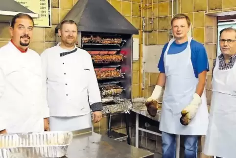 Küchenhelfer vor dem Haxen- und Rollbratengrill: (von links) Heiko Müller, Marco Hemm, Christian Stamm und Unterhaltungsvereinsv