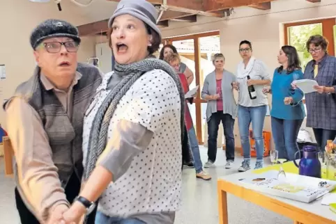 Gehen den Geschehnissen in Reichenbach-Steegen auf den Grund: Kita-Leiterin Petra Anken-Peters (rechts) als Miss Marbel und ihre