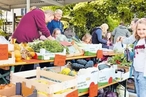 Üppig ausgestattet: der Verkaufsstand der Schüler.