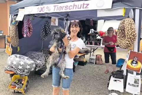Auf den Hund gekommen: Mitglieder des Vereins verkaufen Dinge für Tier und Mensch.