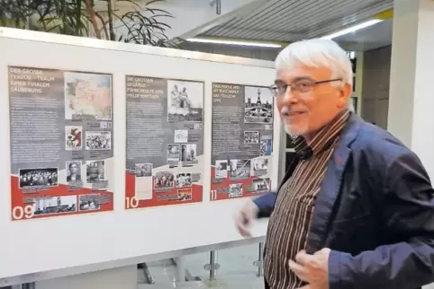 Bernd Wittich von der Uni Mannheim lebte einst als Bürger der DDR im Kommunismus und referierte zur Ausstellungseröffnung.