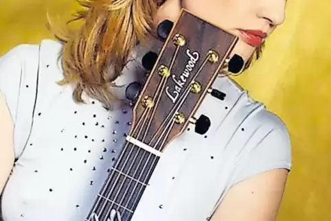 Mit ihrer Lakewood-Gitarre: Christina Lux.