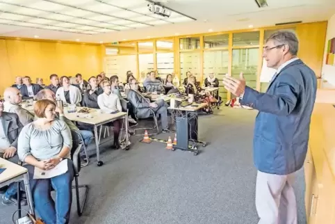 Landrat Paul Junker stellte der estnischen „Leader“-Gruppe beim Besuch der Kreisverwaltung den Landkreis Kaiserslautern vor.
