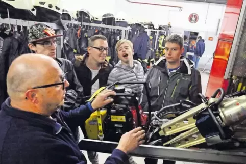 Matthias Becker erklärt das Material der Feuerwehr Billigheim Steffen, Frank, Philipp und Joey (von links).