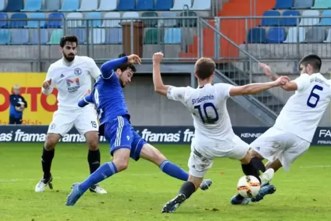 Das 1:0 für den FK Pirmasens durch David Becker (in Blau). Foto: Buchholz