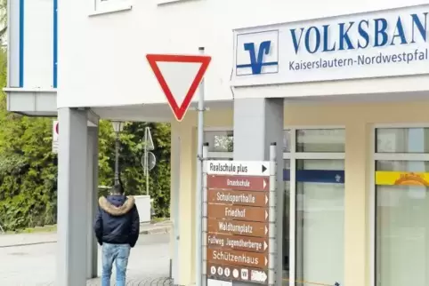 Schon in einem Monat wird hier an der Wolfsteiner Filiale der Schriftzug „Volksbank Lauterecken“ prangen.