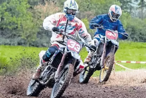 In rasantem Tempo über Stock und Stein: Rund 160 Motocross-Fahrer aus ganz Deutschland waren am Wochenende zum Stoppelacker-Moto
