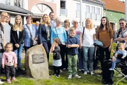 Etliche Nachfahren von Christian Forsch waren zur Enthüllung des Gedenksteins nach Konken gekommen.