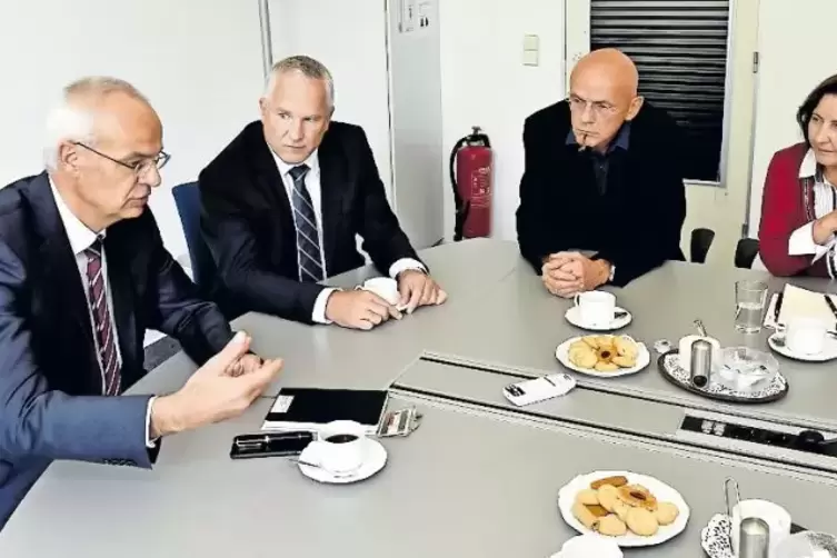 Zuversichtlich (von links): Standortleiter Volker Neumann, kaufm&auml;nnischer Gesch&auml;ftsf&uuml;hrer Ulrik Damgaard, Betriebsratsvorsitzend