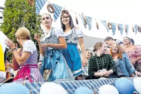 Fesche „Dirndl“ gab’s im Umzug beim ASV zu sehen.