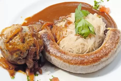 Der „Schiefe Sack“ ist ein Pfälzer Klassiker: Leberknödel, Bratwurst und Sauerkraut.