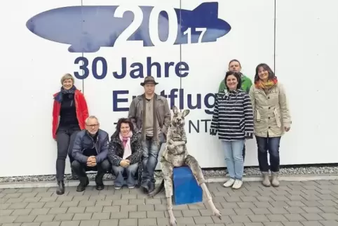 Das Team der Marotte und der Protagonist ihres neuen Stücks. Premiere ist am Freitag.