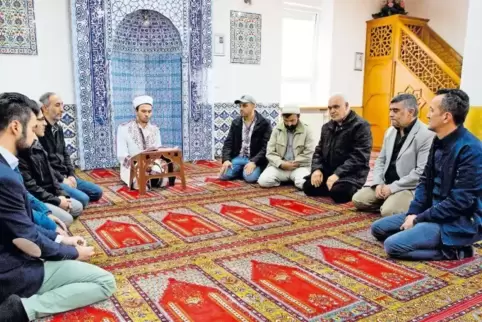 Imam Hüseyin Yakar mit den Gläubigen beim Mittagsgebet.
