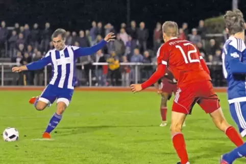 Nicolas Fink schießt das 1:0 für Viktoria Herxheim. Mit der 12 der Offenbacher Jakob Born.