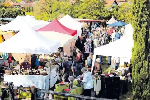 Von Pudelmütze bis Pfirsichlikör: Der Bauernmarkt in Battenberg zieht das Publikum an.