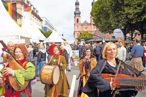 Volksfeststimmung in Mainz: Es wird gefeiert unter dem Motto „Zusammen sind wir Deutschland“.