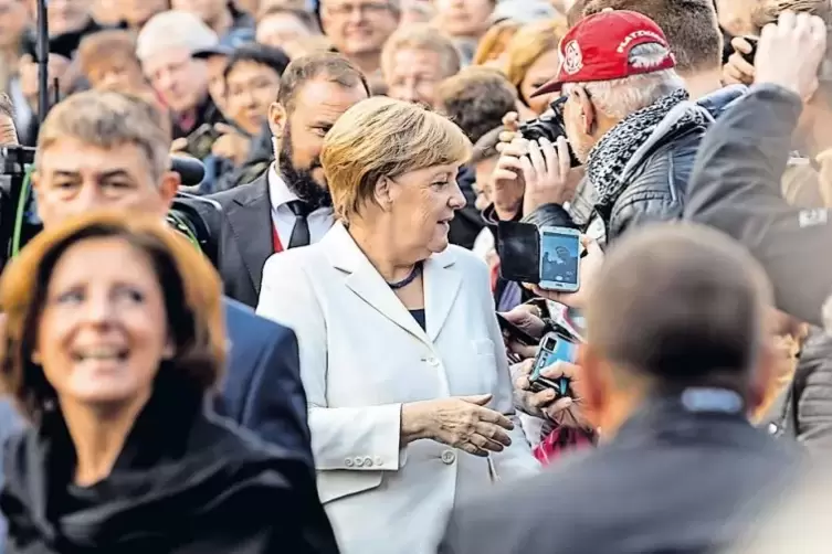 Politikerinnen ganz nah: Bundeskanzlerin Angela Merkel und Ministerpräsidentin Malu Dreyer (vorn) beim Händeschütteln und Verfer