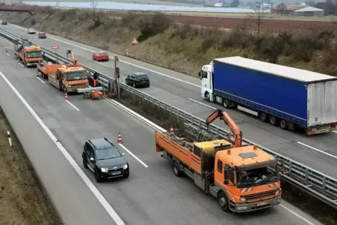 Grund für die Vollsperrung ist eine Sanierung des Fahrbahnbetons sowie von Fugen in der Betonfahrbahn. ArchivFoto: Loeffel