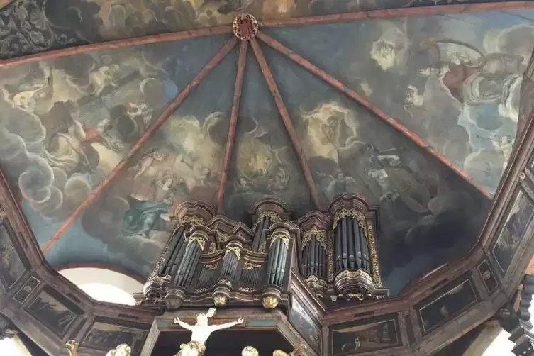 Die Deckenmalerei ist in Teilen der Kirche nun wieder gut zu erkennen.  Foto: Lauer 