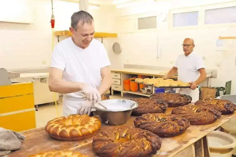 Für den mit Haselnüssen gefüllten Kranzkuchen ist die Bäckerei Stöbener berühmt. Marco Neufeld (links), der schon seit 1991 an B