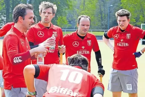 Tibor Weißenborn (links) kündigte an, dass sich die TSG Neustadt noch für die Hallensaison verstärken will.