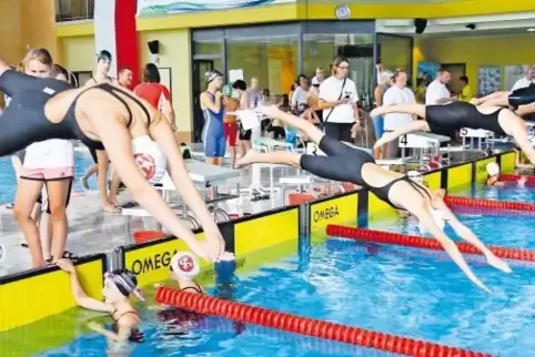 Fliegender Wechsel: Vorne startet Nanja Hollstein vom Kaiserslauterer SK über 200 Meter Brust der Frauen.