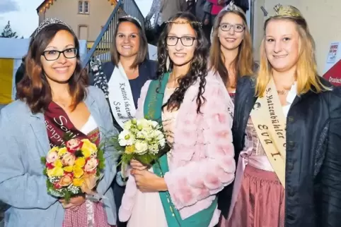 Inmitten von Hoheiten bei der Inthronisierung in Lingenfeld: Druslachelfe Aleksandra Kruhlik alias Ola I., die nun zwei Jahre im