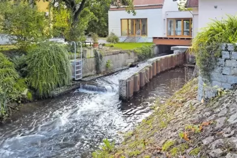 Fertig: die Fischtreppe an der Neumühle beim Kinderhospiz in Dudenhofen.