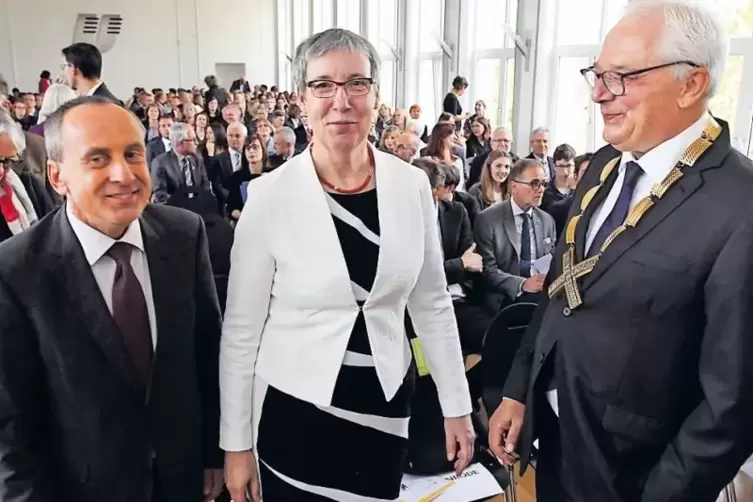 Die Präsidentin May-Britt Kallenrode, eingerahmt von Minister Konrad Wolf (links) und ihrem Vorgänger Roman Heiligenthal.