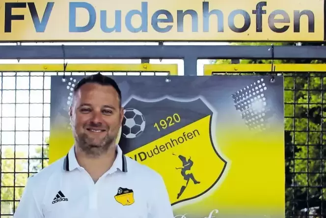 Das Tor zur Oberliga: Trainer Christian Schultz auf dem Gelände des FV Dudenhofen.