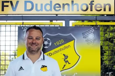 Das Tor zur Oberliga: Trainer Christian Schultz auf dem Gelände des FV Dudenhofen.