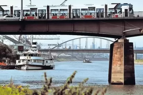 Hat Joy Fleming die Kurpfalzbrücke (im Vordergrund) oder die Jungbuschbrücke in ihrem „Neckarbrücken-Blues“ besungen?