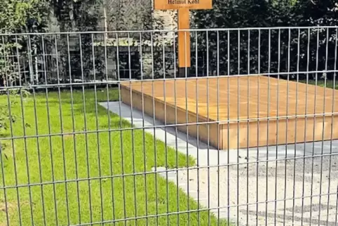 Adenauerpark: Grab wenige Tage nach Beisetzung.