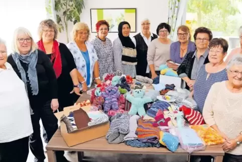 Von Schals über Pullis bis hin zu Teddys: Eine große Menge bunter Gaben hat Anita Bertram (Sechste von rechts) von dem Eisenberg