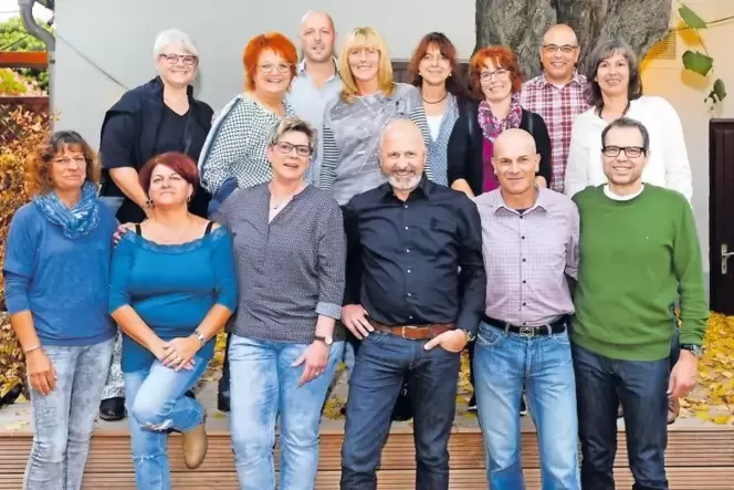 Können viel vom Leben in Berghausen erzählen: die Angehörigen des Schülerjahrgangs 1966/67 der früheren Hauptschule Berghausen. Können viel vom Leben in Berghausen erzählen: die Angehörigen des Schülerjahrgangs 1966/67 der früheren Hauptschule Berghausen.