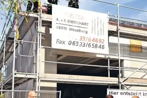 Beim Neubau der Ökumenischen Sozialstation in Waldfischbach-Burgalben wurde Richtfest gefeiert. Die Zimmerleute Wolfgang Deppert