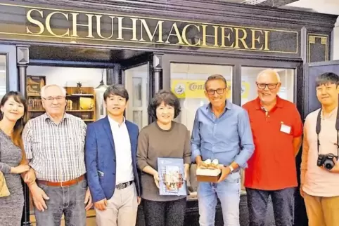 Besuch aus Südkorea. Von links: Hanny Lee (Dolmetscherin), Horst Geiger (Museumsführer), Seo Young-Chan (Korean Footwear Industr