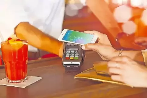 Ein Wunsch vieler junger Kunden: mit dem Smartphone bezahlen.