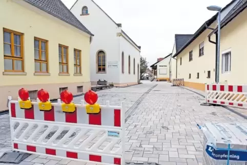 Der Durchgang zum Fußgönheimer Bürgerhaus und damit zum Kerweplatz ist fertig. Die Pflastersteine sind verlegt. Fehlen noch die 
