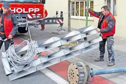 Die neue Hochleistungssirene ist gestern auf dem Dach der Rheinschule montiert worden.