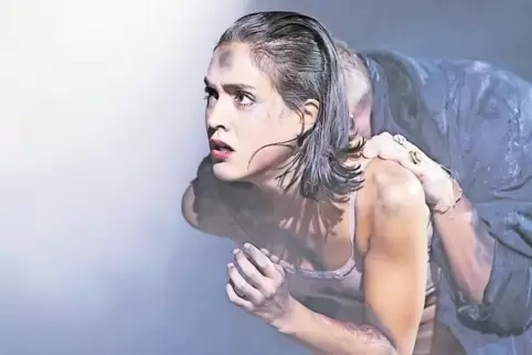 Sorgenbündel: Luana Velis in der Uraufführung von Laura Naumanns Stück „Das hässliche Universum“, inszeniert von Julia Hölscher.