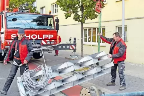 Ist gestern auf dem Dach der Rheinschule in Ludwigshafen montiert worden: neue Hochleistungssirene.