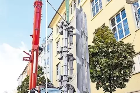 Mit einem Kran wurde eine Sirene auf ein Schuldach gehievt.