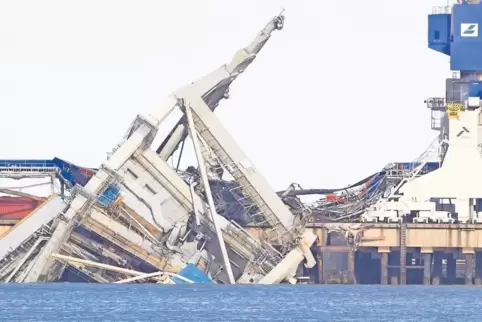 Unvorstellbare Wucht: Orkanböen der Windstärke zwölf hoben in Wilhelmshaven einen 1000 Tonnen schweren Hafenkran aus den Schiene