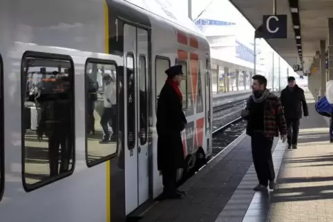 Die Regional-Express-Züge nach Mainz fahren im zweistündigen Wechsel ab Mannheim (Foto) und ab Karlsruhe über Germersheim und Sp