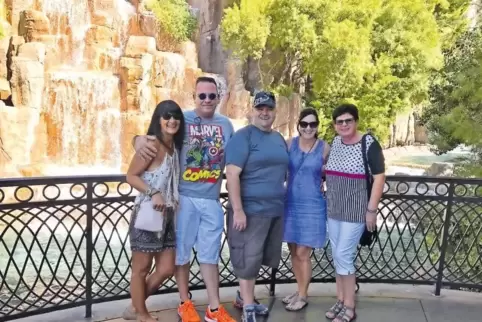 Fröhlich in Las Vegas auf dem Strip: Melanie und Michael Friess, Axel und Bianca Häfner sowie Anneliese Friess (von links).