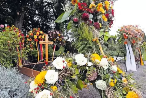 Viele Kränze und Blumen schmücken das Grab von Heiner Geißler.